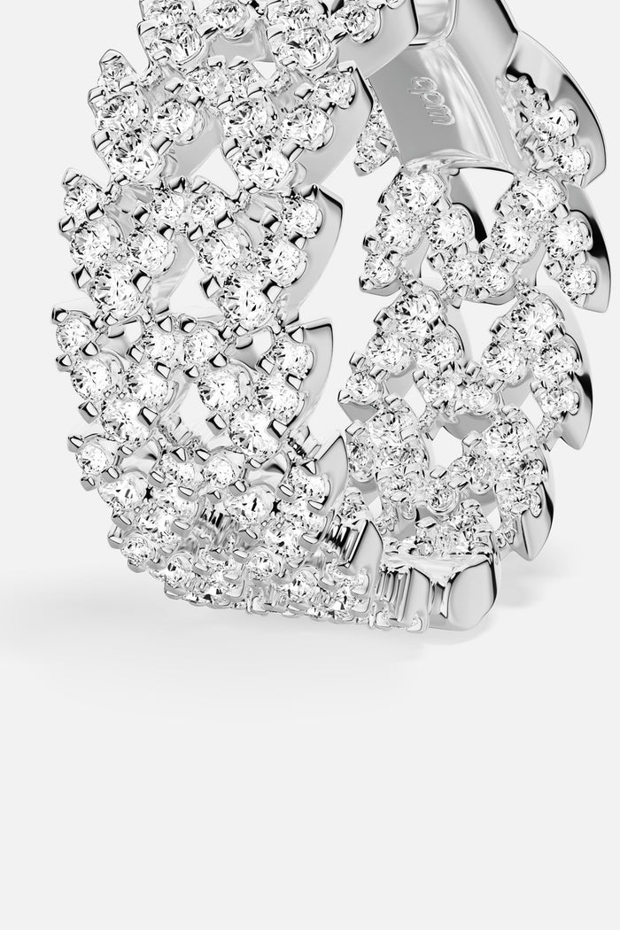 APM chain-link ring in rhodium finish, sparkling with bold, contemporary allure.