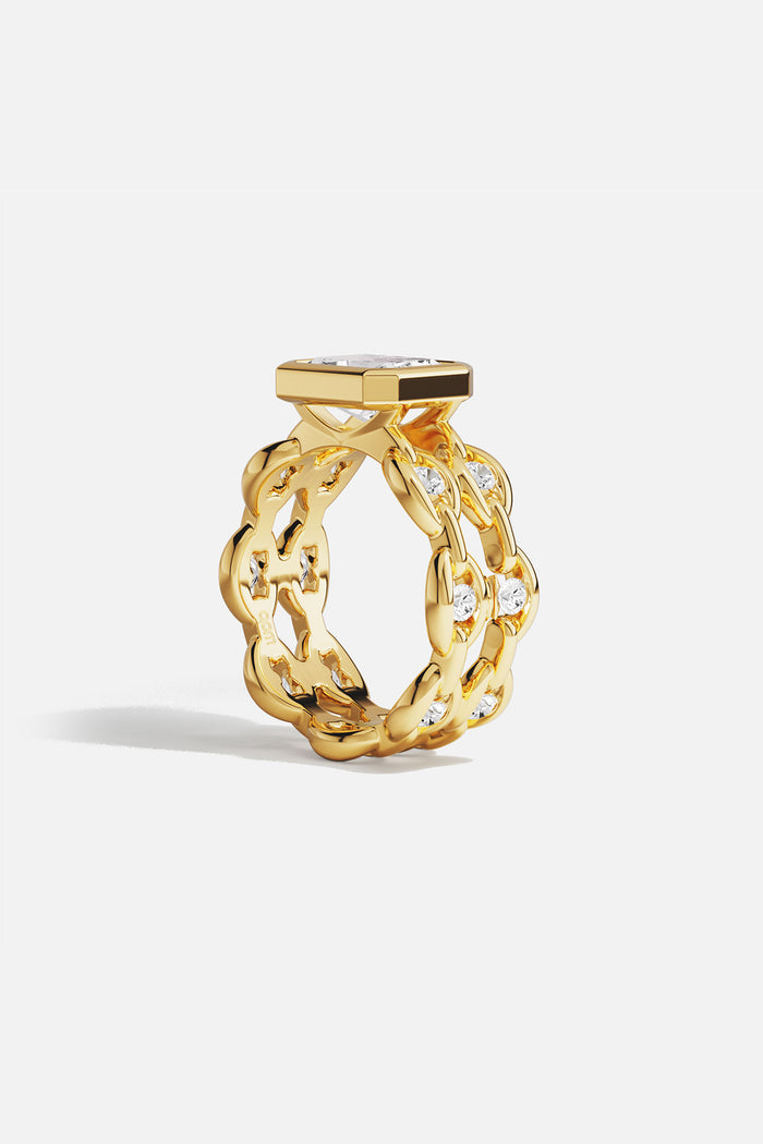 APM chain ring in golden color, bold elegance with a luminous sparkle.
