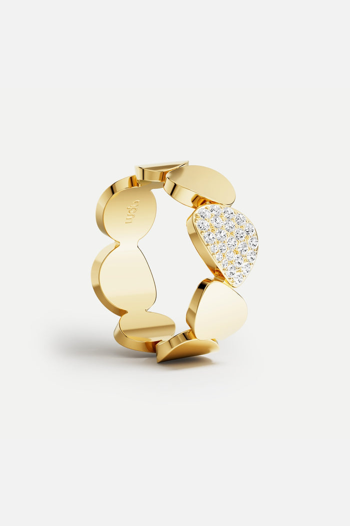 APM Heart Ring, a golden row of love with a sparkling touch.