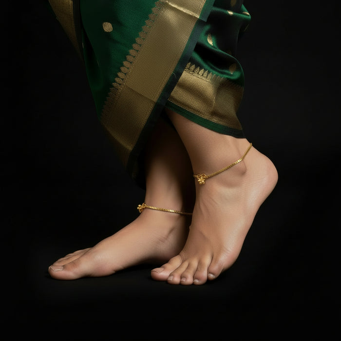 Gold anklet with a clasp on a gray background, featuring the brand 'Saheli'.