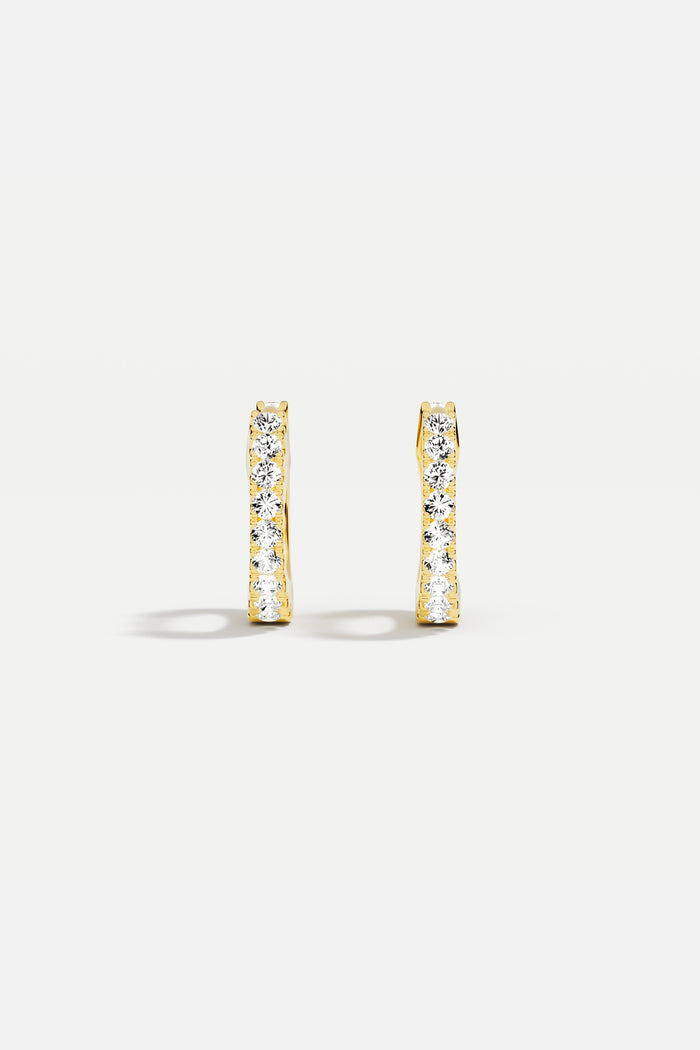 APM hoop earrings in gold color, a luminous line of everyday elegance.