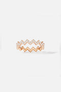 APM Ring in rose color, a playful zigzag rhythm with quiet sparkle.