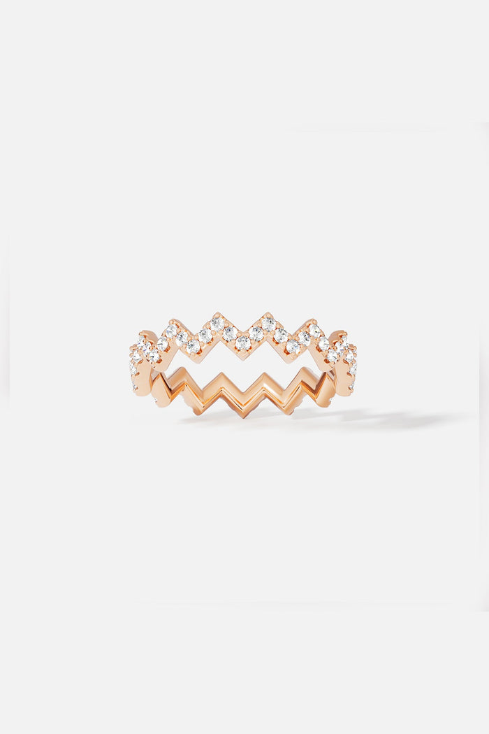APM Ring in rose color, a playful zigzag rhythm with quiet sparkle.
